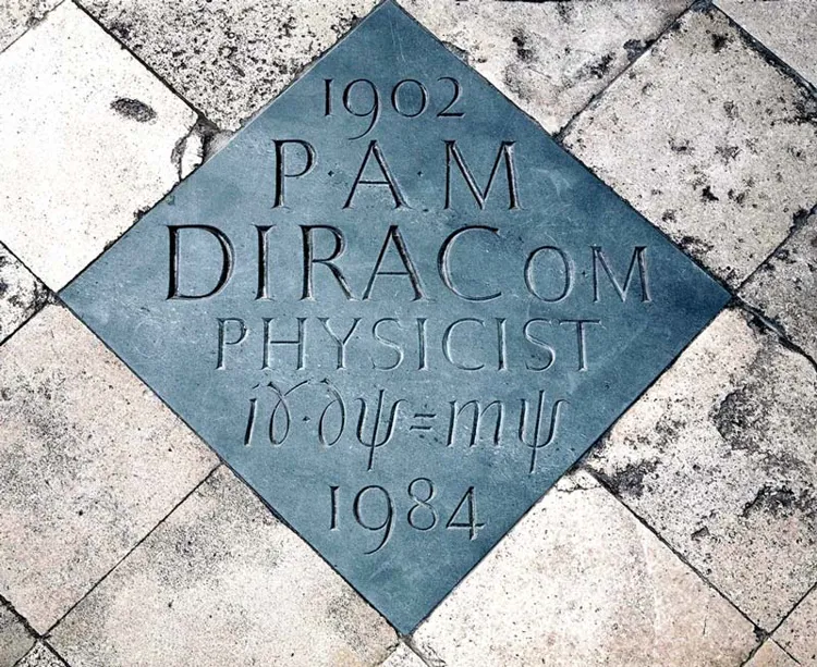 Pierre commémorative de Paul Dirac à l'abbaye de Westminster : nom, dates 1902-1984 et équation de Dirac gravées dans le sol.